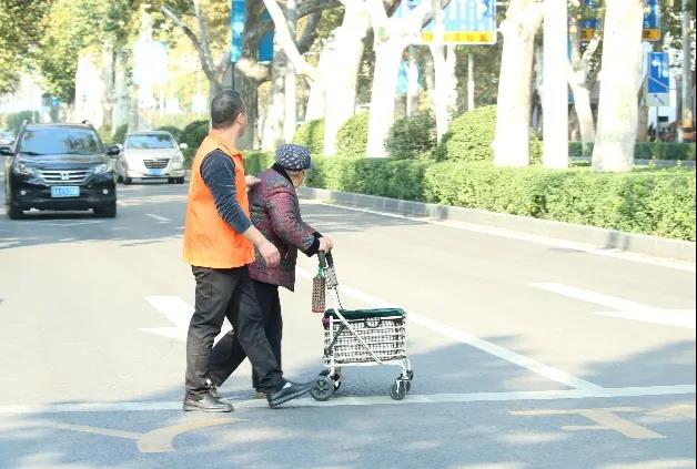 重陽(yáng)公益行 助老見溫情丨城投服務(wù)中心開展公益志愿者服務(wù)活動(dòng)